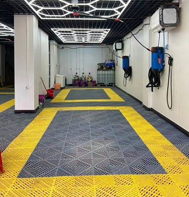 50x50x5.0cm Plastic Garage Flooring Mats for Carwash Workshop Industrial Design Style