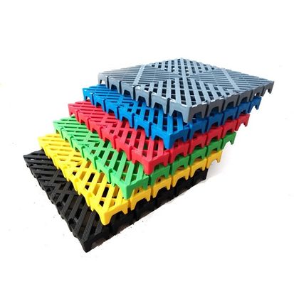 50x50x5.0cm Plastic Garage Flooring Mats for Carwash Workshop Industrial Design Style